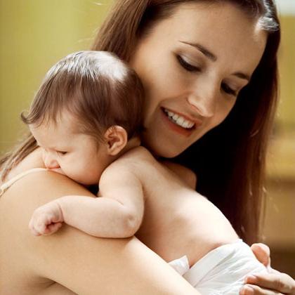 Jak prawidłowo trzymać noworodka i wziąć go w ramiona